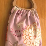 bolsa con asa de madera
